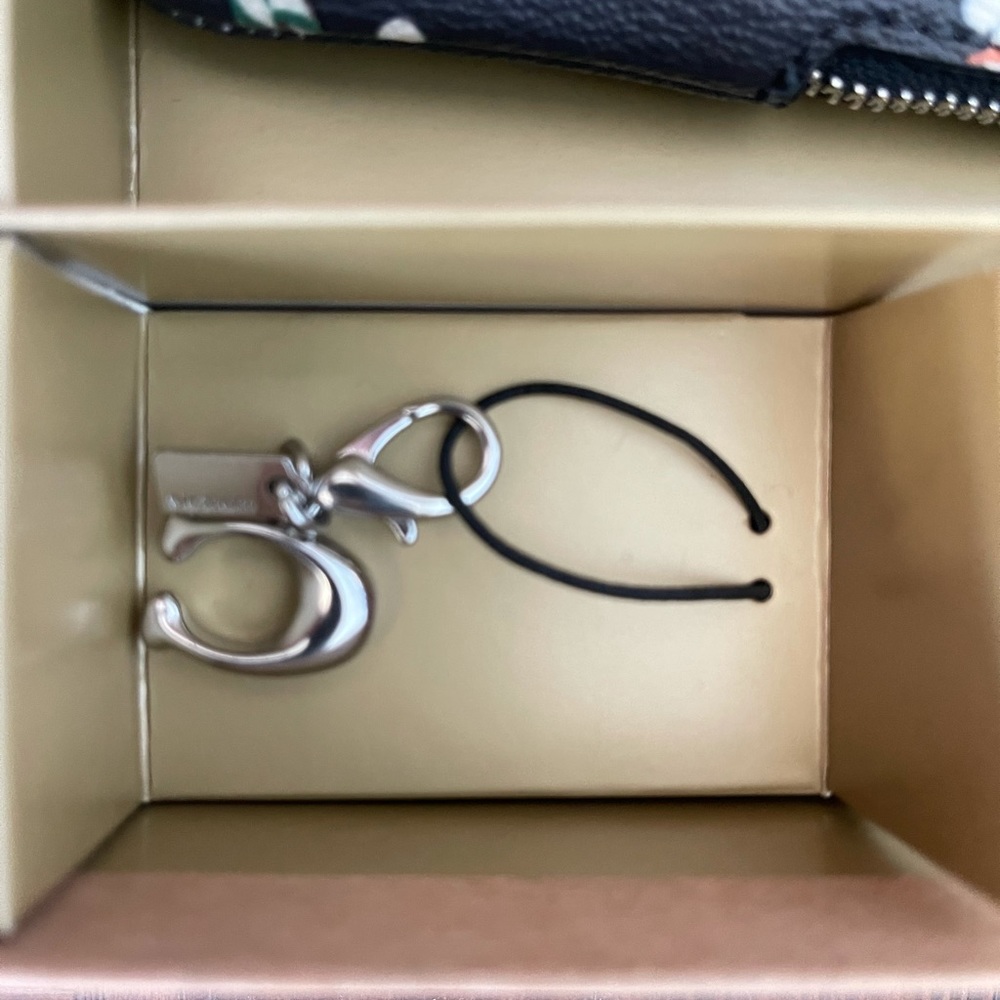 LIMITED EDITION COACH SNOWMAN & CHARMS GIFT SET ! - Picture 8 of 10